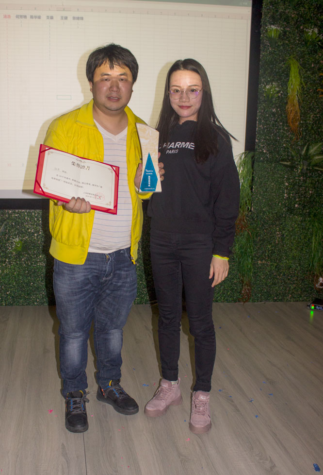 彭斯总为汤浩先生颁奖并合影